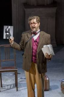 Don Giovanni am Staatstheater Cottbus DEU Brandenburg Cottbus: Â Angreas Jäpel als Leporello: Am Samstag, 24. Februar 2018, hat im Großen Haus des Staatstheaters Cottbus Mozarts Oper Don Giovanni Premiere. Unter der musikalischen Leitung von Evan Alexis Christ und in der Regie von Martin Schüler ist Christian Henneberg in der Titelpartie zu erleben. Die Bühne entwirft Gundula Martin, die Kostüme Susanne Suhr. Die Oper, die bei der Prager Uraufführung am 29. Oktober 1787 Triumphe feierte, zählt heute zu den wichtigsten Werken des Repertoires. In Mozarts opulentem Theaterspiel Don Giovanni wird geliebt, verheimlicht, verkleidet, verwechselt, maskiert und demaskiert wie in einer Art Buffo-Oper, in der die Tragik hinter den Masken hindurchscheint. (