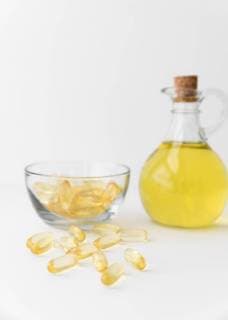 Omega 3 Fischölkapseln und Flasche auf weißem Hintergrund Copyright: imageBROKER/AniaxTuzel ibxatu04620826