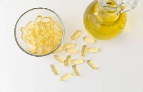 Omega 3 Fischölkapseln und Flasche auf weißem Hintergrund Copyright: imageBROKER/AniaxTuzel ibxatu04620827