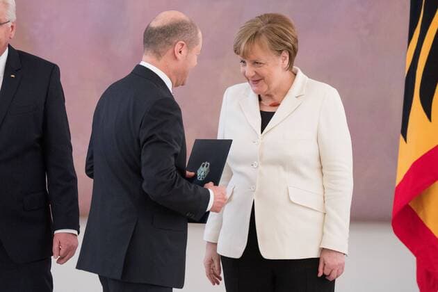 Olaf SCHOLZ (li., Vizekanzler, Finanzminister, SPD), redet nach der Uebergabe der Ernnennungsurkunde mit Dr. Angela MERKEL (Bundeskanzlerin, Vorsitzende, CDU), Übergabe, Uebergabe, halbe Figur, Halbfigur, Ernennung der Mitglieder des kuenftigen Bundeskabinetts im Schloss Bellevue am 14.03.2018.