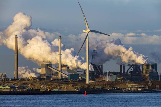 IMAGO Nature: Unsere Erde, Umweltverträgliche Herausforderungen des 21. Jahrhunderts, Co2 Das Tata Steel Stahl- und Hüttenwerk in IJmuiden, Velsen, Nordholland, Niederlande, größtes Industriegebiet in den Niederlanden, 2 Hochöfen, 2 Kokereien, Walzwerke, direkt an der Nordsee,
