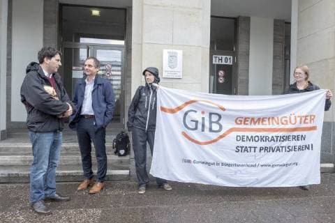 Negativ Zwerg Deutschland, Berlin, 13.04.2018, Negativpreis für Ausschreibung Oberregierungsrat Öffentlichkeitsarbeit Taskforce Schulbau verliehen, Verleihung Negativpreis Hubert-Luise in Gold (Zwerg) für die unnötigste Stelle im öffentlichen Dienst, durch Aktive von GiB (Gemeingut in BürgerInnenhand) der Bildungssenatorin Sandra Scheeres, Thorsten Metter, Leiter der Pressestelle der Senatsverwaltung für Bildung (rechts) nahm den Preis stellvertretend entgegen, die Laudatio hielt Carl Waßmuth (links) , Sprecher von Gemeingut in BürgerInnenhand (GiB), vor der Senatsverwaltung für Bildung, Jugend und Familie, Â