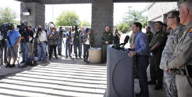The governor of Arizona, the Republican Doug Ducey (4-R), speaks during a press conference in the border city of Nogales, Arizona, USA, 13 April 2018. The state of Arizona sent a first contingent of 60 soldiers of the US National Guard to its border with Mexico, where it will give support by land and air to the Border Patrol, although it is also expected to attend the ports of entry. There is no higher priority than public safety, for many years we have asked the federal government for help, we finally have an administration that is taking action, said Ducey. Arizona deploys in the border with Mexico the first soldiers of the US National Guard !ACHTUNG: NUR REDAKTIONELLE NUTZUNG! Copyright: xGARYxM.xWILLIAMSx AZN001 20180414-636592707509527255