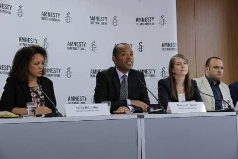 Najia Bounaim, Stellvertretende Nordafrika-Direktorin für Kampagnen im Internationalen Sekretariat von Amnesty International, Markus N. Beeko, Generalsekretär von Amnesty International in Deutschland, Sara Fremberg, Pressesprecherin bei Amnesty Deutschland, Taher Mokhtar, ägyptischer Arzt und Menschenrechtsaktivist – er nimmt den Amnesty-Menschenrechtspreis für das Nadeem-Zentrum entgegen , Deutschland, Berlin, Pressegespräch: Amnesty International Menschenrechtssituation in Ägypten