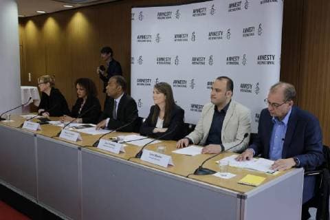 Najia Bounaim, Stellvertretende Nordafrika-Direktorin für Kampagnen im Internationalen Sekretariat von Amnesty International, Markus N. Beeko, Generalsekretär von Amnesty International in Deutschland, Sara Fremberg, Pressesprecherin bei Amnesty Deutschland, Taher Mokhtar, ägyptischer Arzt und Menschenrechtsaktivist – er nimmt den Amnesty-Menschenrechtspreis für das Nadeem-Zentrum entgegen , Deutschland, Berlin, Pressegespräch: Amnesty International Menschenrechtssituation in Ägypten