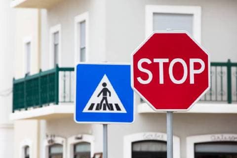 Stopschild vor Zebrastreifen, Verkehrssicherheit für Fußgänger, Verkehrszeichen Fußgängerüberweg - Stop sign in front of crosswalk, traffic safety for pedestrians, traffic sign pedestrian crossing