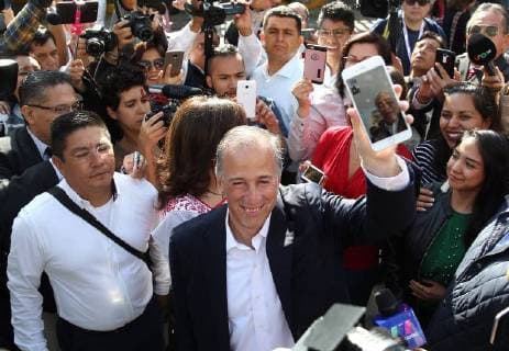 Official presidential candidate of the Institutional Revolutionary Party (PRI), Jose Antonio Meade (C), shows a picture of his father, Dionisio Meade, on his smartphone as he arrives to a polling station, in Mexico City, Mexico, 01 July 2018. A total of 89 million Mexicans will elect 3,400 public officials, including the president of the country, 128 senators, 500 deputies, eight governors and the head of government of Mexico City. Elections Mexico 2018 !ACHTUNG: NUR REDAKTIONELLE NUTZUNG! Copyright: xALEXxCRUZx MEX28 20180701-636660636648572084