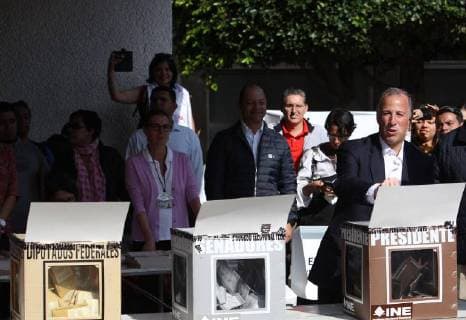 Official presidential candidate of the Institutional Revolutionary Party (PRI), Jose Antonio Meade (R), casts his vote at a polling station, in Mexico City, Mexico, 01 July 2018. A total of 89 million Mexicans will elect 3,400 public officials, including the president of the country, 128 senators, 500 deputies, eight governors and the head of government of Mexico City. Elections Mexico 2018 !ACHTUNG: NUR REDAKTIONELLE NUTZUNG! Copyright: xALEXxCRUZx MEX29 20180701-636660640977342605