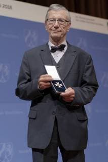 Ministerpräsident Armin Laschet ehrt stellvertretent durch seinen Finanzminister Lutz Lienenkämper Bürger und Bürgerinnen die für Ihre außerordentlichen Leistungen für die Allgemeinheit erbracht haben im Museum Kunstpalast in Düsseldorf. Folgende Personen wurden mit dem Verdienstorden geehrt. Ulrich Banken, Josef Bellerich, Bundesminister a.D. Jochen Borchert, Prof. Dr. Hermann Bühlenbecker, Luise Carxon, Prof. Anthony Cragg, Freiherr Hubertus von Fürstenberg, Horst Dieter Gölzenleuchter, Prof. Dr. Andrej Gorak, Dr. Jürgen Benedikt Hüffler, Walter Koperber, Staatsminister a.D. Wolfram Kuschke, Theo Kutsch, Staatsminister a.D. Roswitha Müller Piepenkötter, Klaus Pavel, Bundesministerin a.D. UZlla Schmidt , Dr. h.c. Fritz Schramma, Bundesministerin a.D. Dr. Irmgard Schwaetzer. Düsseldorf Museum Kunstpalast Düsseldorf NRW De