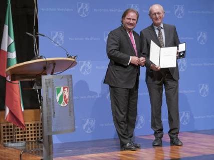 Ministerpräsident Armin Laschet ehrt stellvertretent durch seinen Finanzminister Lutz Lienenkämper Bürger und Bürgerinnen die für Ihre außerordentlichen Leistungen für die Allgemeinheit erbracht haben im Museum Kunstpalast in Düsseldorf. Folgende Personen wurden mit dem Verdienstorden geehrt. Ulrich Banken, Josef Bellerich, Bundesminister a.D. Jochen Borchert, Prof. Dr. Hermann Bühlenbecker, Luise Carxon, Prof. Anthony Cragg, Freiherr Hubertus von Fürstenberg, Horst Dieter Gölzenleuchter, Prof. Dr. Andrej Gorak, Dr. Jürgen Benedikt Hüffler, Walter Koperber, Staatsminister a.D. Wolfram Kuschke, Theo Kutsch, Staatsminister a.D. Roswitha Müller Piepenkötter, Klaus Pavel, Bundesministerin a.D. UZlla Schmidt , Dr. h.c. Fritz Schramma, Bundesministerin a.D. Dr. Irmgard Schwaetzer. Düsseldorf Museum Kunstpalast Düsseldorf NRW De
