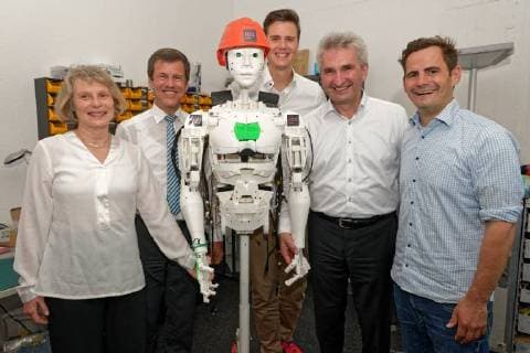 Pressefrühstück zum Gründerpreis 2017 beim Startup IOX LAB. Hier ein Gruppenbild mit einem von dem Startup entwickelten, menschenähnlichen Roboter. Von links nach rechts: Prof. Dr. Christine Volkmann, UNESCO-Lehrstuhlinhaberin für Entrepreneurship der Bergischen Universität Wuppertal und Jury-Vorsitzende des Gründerpreises NRW, der NRW.Bank-Vorsitzende Eckhard Forst, Andreas Bell, der COO des Startups und Gründerpreisgewinners 2017, IOX LAB, NRW-Wirtschafts- und Digitalminister Prof. Dr. Andreas Pinkwart sowie Robert Jänisch, Gründer und CEO des Startups und Gründerpreisgewinners 2017, IOX LAB,. Düsseldorf Nordrhein-Westfalen Deutschland
