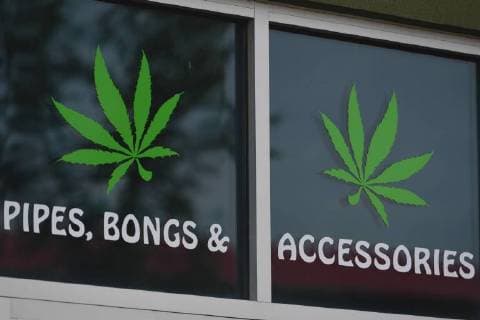 Kanada, am 17. Oktober beginnt der legale Verkauf von Cannabis August 29, 2018 - Edmonton, Alberta, Canada - Buzzzz Tech Tobacco Shop in Edmonton...Alberta is poised to see cannabis as a major industry †an opportunity for economic diversification..Less then 8 weeks remain untill the legalization of recreational marijuana use in Canada. .July 2018 was the initial legalisation date, however, provinces and territories, who are responsible for drafting their own rules regarding marijuana sales, have asked for an additional 8 to 12 weeks after the Senate approval to transition to the new framework. .In Alberta, private retailers will sell cannabis to those wanting to purchase in-person with online sales that are government-operated. .On Wednesday, August 29, 2018, in Edmonton, Alberta, Canada. Edmonton Canada - ZUMAn230 20180829_zaa_n230_520 Copyright: xArturxWidakx