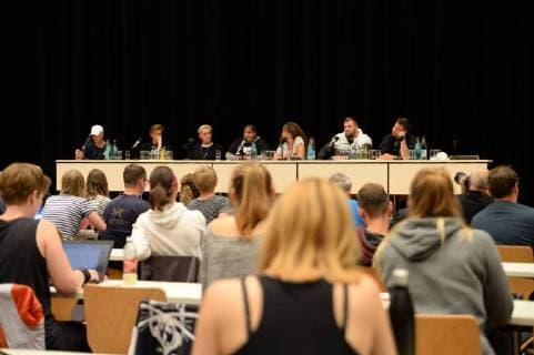 Chemnitz 03. September 2018, Bildinfo: v.li. Trettmann, Campino, Felix Brummer, Rola Seleh (Jugend ohne Grenzen), Moderatorin, Monchi, Materia auf dem Podium. Pressekonferenz zum Konzert wirsindmehr in Chemnitz. Mit den Toten Hosen, Feine Sahne Fischfilet, Trettmann, K.I.Z., Kraftclub, Nura Materia & Casper. Die Pressekonferenz fand in der Stadthalle Chemnitz statt. Als Reaktion auf die rassistischen Protest der vergangenen Tagen in Chemnitz. Mit dem klaren Statement Wir sind mehr . © IMAGO Andre Lenthe Pressekonferenz Wir sind mehr in Chemnitz