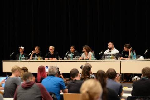 Chemnitz 03. September 2018, Bildinfo: v.li. Trettmann, Campino, Felix Brummer, Rola Seleh (Jugend ohne Grenzen), Moderatorin, Monchi, Materia auf dem Podium. Pressekonferenz zum Konzert wirsindmehr in Chemnitz. Mit den Toten Hosen, Feine Sahne Fischfilet, Trettmann, K.I.Z., Kraftclub, Nura Materia & Casper. Die Pressekonferenz fand in der Stadthalle Chemnitz statt. Als Reaktion auf die rassistischen Protest der vergangenen Tagen in Chemnitz. Mit dem klaren Statement Wir sind mehr . © IMAGO Andre Lenthe Pressekonferenz Wir sind mehr in Chemnitz