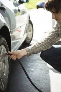 Inflating car tire Copyright: AlexVentura B81295906