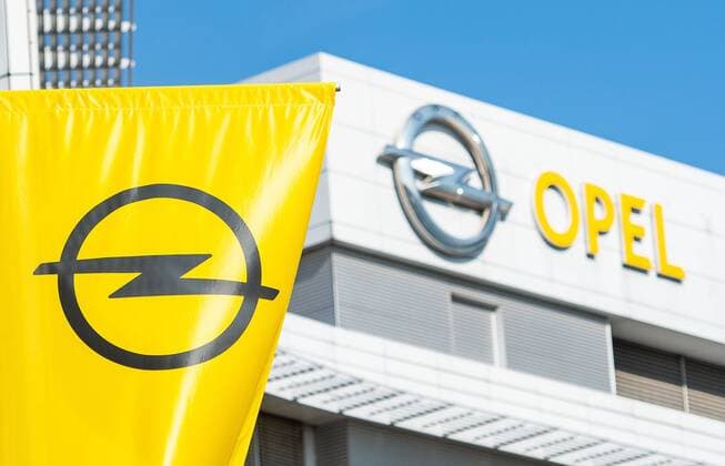 15.10.2018, xfux, News Wirtschaft, Diesel-Razzia wegen Betrugsverdachts bei Opel in Ruesselsheim, azwirt, fmregi, azmoto, emonline, msloka, dewirt, deloka, v.l. Das Logo des Herstellers Opel an der Firmenzentrale in Ruesselsheim. Wegen eines konkreten Betrugsverdachts im Zusammenhang mit Dieselautos hat die Polizei bzw. das Landeskriminalamt Hessen die Geschaeftsraeume des Autoherstellers Opel durchsucht. Betroffen sind 95.000 Dieselfahrzeuge mit möglicherweise unzulaessig beeinflusster Software. News Wirtschaft, Diesel-Razzia wegen Betrugsverdachts bei Opel