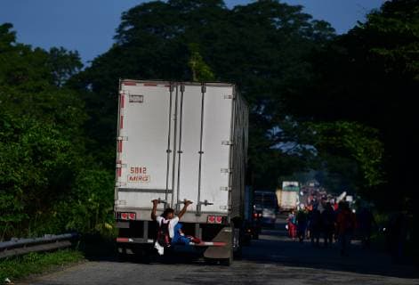 October 24, 2018 - Mapastepec, Chiapas, Mexico - Thousands of Central American migrants continued their journey toward the US border Thursday, reaching the coastal town of Mapastepec, in Chiapas, Mexico, An estimated 7,200 migrants from Honduras and other countries have pressed on, sleeping on roads, traveling on rafts, going without food and water and facing police and threats from President Trump, who called them a threat and vowed to send troops to the border with Mexico. Mapastepec Mexico - ZUMAl113 20181024_zap_l113_020 Copyright: xMiguelxJuarezxLugox