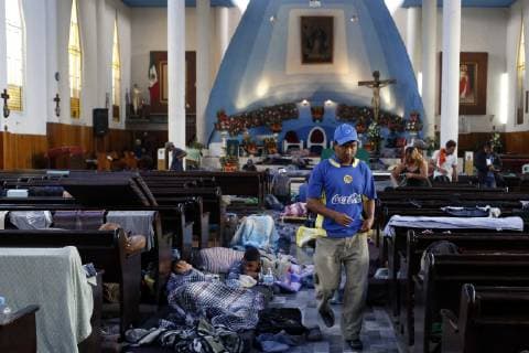 Members of the migrant caravan rest upon arrival in the city of Puebla, in the state of the same name, Mexico, 04 November 2018. About 150 Central Americans, members of the first migrant caravan that entered Mexico on October 19, arrived Saturday night in the central Mexican state of Puebla where tomorrow they will wait for around 4,500 people who stayed in different municipalities of the state of Veracruz. In a statement, the state government reported that Central Americans, Hondurans, Salvadorans and Guatemalans arrived in the municipality of Amozoc, in the central part of the state and about 25 kilometers from Puebla capital. Some 150 migrants arrive in the state of Puebla; the majority remains in Veracruz !ACHTUNG: NUR REDAKTIONELLE NUTZUNG! Copyright: xHildaxRiosx MEX03 20181104-636769529510178303