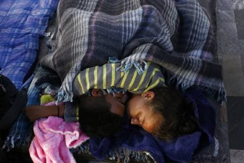Members of the migrant caravan rest upon arrival in the city of Puebla, in the state of the same name, Mexico, 04 November 2018. About 150 Central Americans, members of the first migrant caravan that entered Mexico on October 19, arrived Saturday night in the central Mexican state of Puebla where tomorrow they will wait for around 4,500 people who stayed in different municipalities of the state of Veracruz. In a statement, the state government reported that Central Americans, Hondurans, Salvadorans and Guatemalans arrived in the municipality of Amozoc, in the central part of the state and about 25 kilometers from Puebla capital. Some 150 migrants arrive in the state of Puebla; the majority remains in Veracruz !ACHTUNG: NUR REDAKTIONELLE NUTZUNG! Copyright: xHildaxRiosx MEX03 20181104-636769530135408229