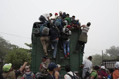 News Themen der Woche KW44 News Bilder des Tages Members of the migrant caravan continue on their way from Ciudad Isla, in the state of Veracruz, to the state of Puebla, Mexico, 04 November 2018. Some 150 Central Americans, members of the first migrant caravan that entered Mexico on October 19, arrived Saturday night in the central Mexican state of Puebla where tomorrow they will wait for around 4,500 people who stayed in different municipalities of the state of Veracruz. In a statement, the state government reported that Central Americans, Hondurans, Salvadorans and Guatemalans arrived in the municipality of Amozoc, in the central part of the state and about 25 kilometers from Puebla capital. Some 150 migrants arrive in the state of Puebla; the majority remains in Veracruz !ACHTUNG: NUR REDAKTIONELLE NUTZUNG! Copyright: xAngelxHernandezx MEX10 20181104-636769566957312704