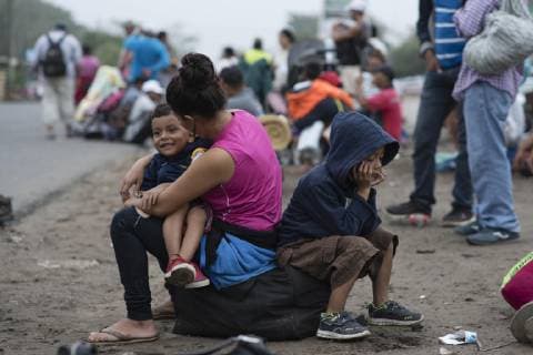 Members of the migrant caravan continue on their way from Ciudad Isla, in the state of Veracruz, to the state of Puebla, Mexico, 04 November 2018. Some 150 Central Americans, members of the first migrant caravan that entered Mexico on October 19, arrived Saturday night in the central Mexican state of Puebla where tomorrow they will wait for around 4,500 people who stayed in different municipalities of the state of Veracruz. In a statement, the state government reported that Central Americans, Hondurans, Salvadorans and Guatemalans arrived in the municipality of Amozoc, in the central part of the state and about 25 kilometers from Puebla capital. Some 150 migrants arrive in the state of Puebla; the majority remains in Veracruz !ACHTUNG: NUR REDAKTIONELLE NUTZUNG! Copyright: xAngelxHernandezx MEX10 20181104-636769566967781664