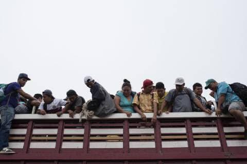 Members of the migrant caravan continue on their way from Ciudad Isla, in the state of Veracruz, to the state of Puebla, Mexico, 04 November 2018. Some 150 Central Americans, members of the first migrant caravan that entered Mexico on October 19, arrived Saturday night in the central Mexican state of Puebla where tomorrow they will wait for around 4,500 people who stayed in different municipalities of the state of Veracruz. In a statement, the state government reported that Central Americans, Hondurans, Salvadorans and Guatemalans arrived in the municipality of Amozoc, in the central part of the state and about 25 kilometers from Puebla capital. Some 150 migrants arrive in the state of Puebla; the majority remains in Veracruz !ACHTUNG: NUR REDAKTIONELLE NUTZUNG! Copyright: xAngelxHernandezx MEX10 20181104-636769566978719186
