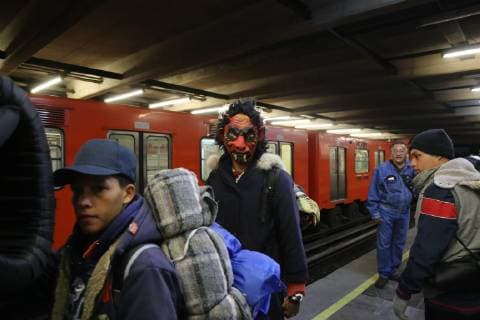 Members of the caravan of Central American migrants prepare to leave Mexico City, Mexico, and resume their journey to the United States, 10 November 2018. After failing to get the UN to provide free transportation, thousands of migrants from the caravan of Central Americans camped in Mexico City agreed to prepare to leave the capital on Saturday and resume their march on foot to the United States. Groups of migrants, mostly young, did not comply with this decision and left early in the morning for Queretaro, north of the capital, although most of the approximately 5,000 people in the caravan remained in the camp, following the indications of Pueblo Sin Fronteras, the organization that accompanies them. Migrants resume their march to the US with reproaches to UN !ACHTUNG: NUR REDAKTIONELLE NUTZUNG! Copyright: xDavidxGuzmanx AME1854 20181110-636774708757846676