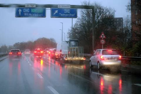 13.11.2018, Berlin, GER - Autos fahren bei Regen und Nebel auf der A103. (A 103, A103, Abstand, Alltag, Aquaplaning, aussen, Aussenaufnahme, Autobahn, Autofahrer, Automobile, Autos, Autoverkehr, BAB 103, beeintraechtigt, Beeintraechtigung, Berlin, Bremslichter, Bremsweg, Bundesautobahn, deutsch, Deutschland, diesig, Europa, europaeisch, Fahrbahn, fahren, fahrend, Fahrzeuge, gefaehrlich, Gefahr, Gesellschaft, Individualverkehr, Jahreszeit, Kfz, Kraftfahrzeuge, Licht, Meteorologie, Naesse, nass, Nebel, neblig, Niederschlag, Personenkraftwagen, PKW, QF, Querformat, Reflexion, Regen, regennass, Regentropfen, Regenwetter, regnerisch, Rutschgefahr, rutschig, Scheinwerfer, Scheinwerferlicht, schlechte Sicht, schlechtes Wetter, Schlechtwetter, sehen, Sicherheit, Sicherheitsabstand, Sicht, Sichtbehinderung, Sichtproblem, Sichtweite, spiegeln, Spie