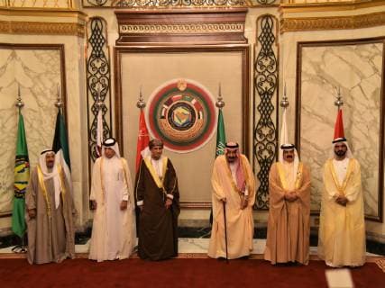 News Bilder des Tages (181209) -- RIYADH, Dec. 9, 2018 -- Kuwaiti Emir Sheikh Sabah Al-Ahmad Al-Jaber Al-Sabah, Qatar s State Minister for Foreign Affairs Sultan bin Saad Al-Muraikhi, Oman s Deputy Prime Minister Fahd bin Mahmoud Al-Said, Saudi Arabian King Salman bin Abdulaziz Al Saud, Bahraini King Hamad bin Isa Al Khalifa, and Vice President and Prime Minister of the United Arab Emirates (UAE) Sheikh Mohammed bin Rashid Al Maktoum (from L to R) attend the 39th Gulf Cooperation Council (GCC) summit in Riyadh, Saudi Arabia, on Dec. 9, 2018. The 39th Gulf Cooperation Council (GCC) summit kicked off on Sunday in Riyadh. The one-day annual summit is expected to discuss regional and international issues to promote political, defense, economic and legislative integration and cooperation among GCC member states, Saudi Press Agency (SPA) reported. ) SAUDI ARABIA-RI