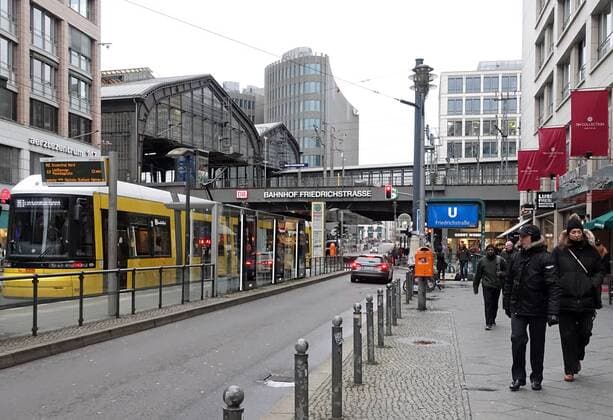 24.12.2018, Berlin, GER - Blick auf den Bahnhof Friedrichstrasse. (Ansicht, aussen, Aussenansicht, Aussenaufnahme, Auto, Bahnhof, Bahnhofsgebaeude, Bahnhofshalle, Berlin, Buerogebaeude, deutsch, Deutschland, Europa, europaeisch, Fernverkehr, Friedrichsstrasse, Gebaeude, Jahreszeit, Menschen, Nahverkehr, oeffentlicher Personennahverkehr, OEPNV, Personen, Personentransport, PKW, QF, Querformat, Regionalbahnhof, Reise, S-Bahnhof, Schienenverkehr, Stadt, Stadtansicht, Stadtbild, Stadtlandschaft, Strasse, Strassenbahn, Strassenszene, Tram, Transport, U-Bahnhof, Umsteigebahnhof, Verkehr, Verkehrsknotenpunkt, Westeuropa, Winter, Wirtschaft) 181224D802BERLIN.JPG