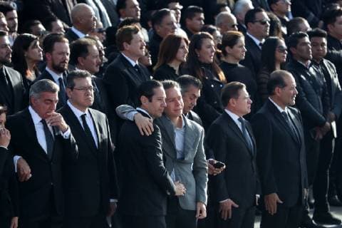 Mexiko, Trauer um Martha Erika Alonso und Rafael Moreno Valle December 25, 2018 - EUM20181225POL28.JPG.PUEBLA, Pue.- DeathDeceso-Gobernadora.- 25 de diciembre de 2018.- La tarde de este martes, familiares y amigos de la gobernadora de Puebla, Martha Erika Alonso, y del senador Rafael Moreno Valle, se dieron cita en la Plaza Victoria para realizar una guardia de honor luego de que fallecieran en un accidente aereo ayer lunes. En primer plano, el gobernador de Queretaro, Francisco Dominguez y el senador Manuel Velasco, entre otros. Foto: Agencia EL UNIVERSALAriel OjedaRCC. Copyright: xElxUniversalx
