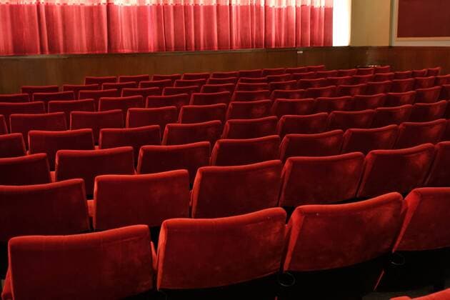 02.11.2018, Berlin, GER - Leere Sitzreihen in einem Kinosaal. (Berlin, Besucherschwund, deutsch, Deutschland, Europa, europaeisch, Filmtheater, Freizeit, Gesellschaft, innen, Innenaufnahme, Kino, Kinosaal, Kultur, kulturell, leer, Leere, Lichtspielhaus, Lichtspieltheater, niemand, QF, Querformat, Raum, rot, Saal, Sitze, Sitzreihen, Vorhang, Westeuropa, Wirtschaft) 181102D280BERLIN.JPG