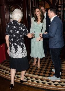 Visite du prince William et de la duchesse Kate en Irland du Nord. PAP02192129 BELFAST, NORTHERN IRELAND - FEBRUARY 27: Catherine, Duchess of Cambridge pulls a pint of beer as Prince William, Duke of Cambridge looks on during a visit to Empire Music Hall Belfast on February 27, 2019 in Belfast, Northern Ireland. Prince William last visited Belfast in October 2017 without his wife, Catherine, Duchess of Cambridge, who was then pregnant with the couple s third child. This time they concentrate on the young people of Northern Ireland. Their engagements include a visit to Windsor Park Stadium, home of the Irish Football Association, activities at the Roscor Youth Village in Fermanagh, a party at the Belfast Empire Hall, Cinemagic -a charity that uses film, television and digital technologies to inspire young people and finally dropping in on Copyright: xPapixsx xStarfacex STAR_235827_054