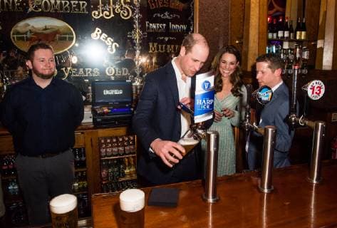 Visite du prince William et de la duchesse Kate en Irland du Nord. PAP02192129 BELFAST, NORTHERN IRELAND - FEBRUARY 27: Catherine, Duchess of Cambridge pulls a pint of beer as Prince William, Duke of Cambridge looks on during a visit to Empire Music Hall Belfast on February 27, 2019 in Belfast, Northern Ireland. Prince William last visited Belfast in October 2017 without his wife, Catherine, Duchess of Cambridge, who was then pregnant with the couple s third child. This time they concentrate on the young people of Northern Ireland. Their engagements include a visit to Windsor Park Stadium, home of the Irish Football Association, activities at the Roscor Youth Village in Fermanagh, a party at the Belfast Empire Hall, Cinemagic -a charity that uses film, television and digital technologies to inspire young people and finally dropping in on Copyright: xPapixsx xStarfacex STAR_235827_065