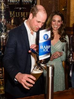 Visite du prince William et de la duchesse Kate en Irland du Nord. PAP02192129 BELFAST, NORTHERN IRELAND - FEBRUARY 27: Catherine, Duchess of Cambridge pulls a pint of beer as Prince William, Duke of Cambridge looks on during a visit to Empire Music Hall Belfast on February 27, 2019 in Belfast, Northern Ireland. Prince William last visited Belfast in October 2017 without his wife, Catherine, Duchess of Cambridge, who was then pregnant with the couple s third child. This time they concentrate on the young people of Northern Ireland. Their engagements include a visit to Windsor Park Stadium, home of the Irish Football Association, activities at the Roscor Youth Village in Fermanagh, a party at the Belfast Empire Hall, Cinemagic -a charity that uses film, television and digital technologies to inspire young people and finally dropping in on Copyright: xPapixsx xStarfacex STAR_235827_066