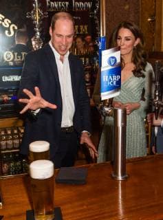 Visite du prince William et de la duchesse Kate en Irland du Nord. PAP02192129 BELFAST, NORTHERN IRELAND - FEBRUARY 27: Catherine, Duchess of Cambridge pulls a pint of beer as Prince William, Duke of Cambridge looks on during a visit to Empire Music Hall Belfast on February 27, 2019 in Belfast, Northern Ireland. Prince William last visited Belfast in October 2017 without his wife, Catherine, Duchess of Cambridge, who was then pregnant with the couple s third child. This time they concentrate on the young people of Northern Ireland. Their engagements include a visit to Windsor Park Stadium, home of the Irish Football Association, activities at the Roscor Youth Village in Fermanagh, a party at the Belfast Empire Hall, Cinemagic -a charity that uses film, television and digital technologies to inspire young people and finally dropping in on Copyright: xPapixsx xStarfacex STAR_235827_070