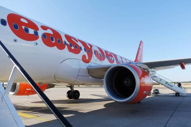 05.10.2018, Berlin, GER - Maschine der Fluggesellschaft easyjet auf dem Vorfeld des Flughafen Berlin-Tegel. (Airline, Airport, Alltag, Anschnitt, aussen, Aussenaufnahme, Berlin, Berlin-Tegel, Billigflieger, Billigfluggesellschaft, deutsch, Deutschland, Dienstleistung, easy Jet, easyjet, Emblem, Europa, europaeisch, Ferien, Ferienflieger, Fernreise, Fliegen, Flieger, Flugbetrieb, Fluggesellschaft, Flughafen, Fluglinie, Flugreise, Flugtechnik, Flugverkehr, Flugzeug, Gesellschaft, Herbst, Jahreszeit, Logo, Luftfahrt, Luftfahrtgesellschaft, Luftfahrtunternehmen, Luftverkehr, Maschine, Parkposition, Passagierflugzeug, Passagiermaschine, QF, Querformat, Reise, Reiseform, Schriftzug, Tourismus, Urlaub, Urlaubsreise, Vorfeld, Westeuropa, Wirtschaft) 181005D537BERLIN.JPG