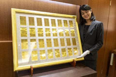 April 5, 2019 - Tokyo, Japan - A member of staff poses for a photograph with a set of pure gold made calendars of Heisei-era with a price 1,980,000 yen (approx. US$ 17718.12) goes on sale in Tokyo. Japan s jeweler Tanaka Kikinzoku Jewelry is selling a pure 24K gold made Heisei-era calligraphy on a pure silver made samurai helmet, weighing 400g and priced 6,000,000 yen (approx. US$ 53,691) and pure 24K gold calendars with a price 15,000 yen (approx. US$ 134.23) at their Ginza shop, to celebrate the Heisei Era ending with the abdication of the Emperor Akihito next April 30. Tokyo Japan - ZUMAm191 20190405_zap_m191_024 Copyright: xRodrigoxReyesxMarinx