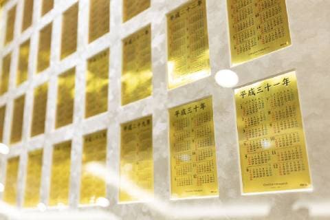 April 5, 2019 - Tokyo, Japan - A set of pure gold made calendars of Heisei-era with a price 1,980,000 yen (approx. US$ 17718.12) goes on sale in Tokyo. Japan s jeweler Tanaka Kikinzoku Jewelry is selling a pure 24K gold made Heisei-era calligraphy on a pure silver made samurai helmet, weighing 400g and priced 6,000,000 yen (approx. US$ 53,691) and pure 24K gold calendars with a price 15,000 yen (approx. US$ 134.23) at their Ginza shop, to celebrate the Heisei Era ending with the abdication of the Emperor Akihito next April 30. Tokyo Japan - ZUMAm191 20190405_zap_m191_030 Copyright: xRodrigoxReyesxMarinx