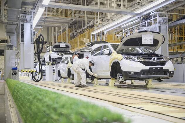 (190412) -- WUHAN, April 12, 2019 (Xinhua) -- Workers are seen at a workshop of Dongfeng Honda s No. 3 plant in Wuhan, capital city of central China s Hubei Province, April 12, 2019. The third plant of Dongfeng Honda Automobile Co., Ltd. was formally put into production in Wuhan. The first phase of the plant covers an area of about 983,000 square meters, with an annual capacity of 120,000 units, and meets the production conditions of new energy vehicles. (Xinhua Xiao Yijiu) CHINA-HUBEI-WUHAN-DONGFENG HONDA-FACTORY (CN)