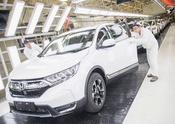 (190412) -- WUHAN, April 12, 2019 (Xinhua) -- Workers are seen at a workshop of Dongfeng Honda s No. 3 plant in Wuhan, capital city of central China s Hubei Province, April 12, 2019. The third plant of Dongfeng Honda Automobile Co., Ltd. was formally put into production in Wuhan. The first phase of the plant covers an area of about 983,000 square meters, with an annual capacity of 120,000 units, and meets the production conditions of new energy vehicles. (Xinhua Xiao Yijiu) CHINA-HUBEI-WUHAN-DONGFENG HONDA-FACTORY (CN)