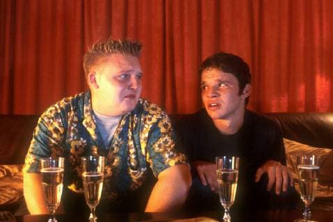 KNALLHARTE JUNGS D 2001 Granz Henman ER spricht mit Florian (TOBIAS SCHENKE) und ER meldet sich immer in unpassenden Situationen zu Wort, um Flos Sexualleben endlich in Schwung zu bringen. Sein Kumpel Red Bull (AXEL STEIN) steht Flo ebenfalls als vermeintlicher Sexperte zur Verfügung. Das Objekt der Begierde ist Maja, die hält Flo allerdings für einen perversen Idioten. Also gilt es Flos Image aufzupolieren, um die schööne Maja zu erobern... Regie: Granz Henman KNALLHARTE JUNGS D 2001 Copyright: KPA !AUFNAHMEDATUM GESCHÄTZT! Nur redaktionelle Nutzung im Zusammenhang mit dem Film. Editorial usage only and only related to the movie. Im Falle anderer Verwendungen, kontaktieren Sie uns bitte. For other uses, please contact us. UnitedArchives00645002