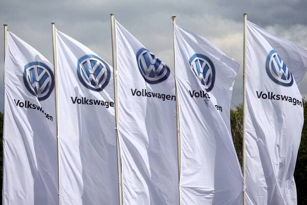 05.05.2019, Dresden, Sachsen, GER - Fahnen des Automobilherstellers Volkswagen. (Aufdruck, aussen, Aussenaufnahme, Autohersteller, Autoindustrie, Automarke, Automobilhersteller, Automobilindustrie, Automobilkonzern, Automobilmarke, deutsch, Deutschland, Dresden, Emblem, Europa, europaeisch, Fahnen, Fahrzeugindustrie, Firma, Firmenlogo, Flaggen, Hersteller, Industrie, Konzern, Logo, Marke, Markenlogo, Markenzeichen, Marketing, niemand, QF, Querformat, Sachsen, Symbol, Symbolfoto, Symbolik, symbolisch, Unternehmen, Volkswagen, Volkswagen AG, VW, wehend, weht, Werbung, Westeuropa, Wirtschaft, Zeichen) 190505D179DRESDEN.JPG