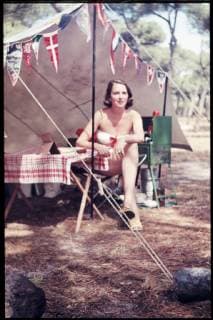 Spanien Spanien, ca. 1956, Ferien am Strand, Urlaub in Spanien, Frau vor einem Zelt