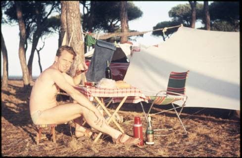 Spanien Spanien, ca. 1956, Ferien am Strand, Urlaub in Spanien, Mann auf einem Zeltplatz