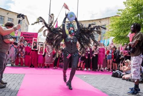 News Themen der Woche KW22 News Bilder des Tages June 1, 2019 - Bristol, Bristol, UK - Bristol, UK. Extinction Rebellion s catwalk fashion show in Bristol s Broadmead shopping centre. Campaigners from Extinction Rebellion are carrying out a five-hour protest which will include everything from a ˜pop-up™ catwalk to blocking the city centre traffic. The protest targets Bristol™s fashion and clothes stores with people urged to not buy any new items of clothing for the next year. There will also be a ˜pop-up catwalk™, where designers will be showing off their work to demonstrate the needed shift away from fast fashion towards a fairer, safer, cleaner, more transparent fashion industry. People are encouraged to repair, re-use, alter, upcycle and recycle clothes in a year-long boycott aiming to economically disrupt the fashion and textile industry demanding that it drastically chang - ZUMAl94_ 20190601_zaf_l94_049 Copyright: xSimonxChapmanx