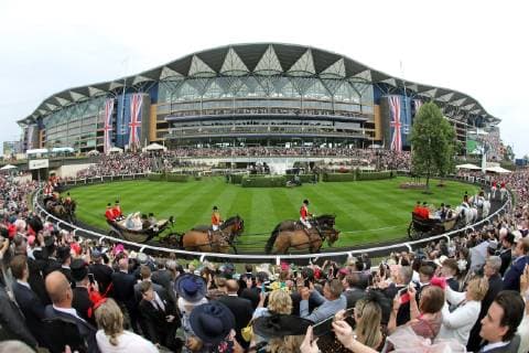 18.06.2019, Ascot, Windsor, GBR - The Royal Procession arrives at the parade ring. Ascot racecourse. (Kutschen, Ankunft, Tribuene, Fuehrring, Anlage, Ansicht, Zuschauer, Besucher, Publikum) 190618D507ROYAL_ASCOT.JPG