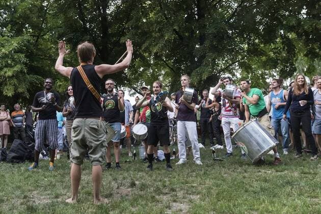 19 Fete de la Musique, Trommler, Konzerte und Livemusik im Park am Mahnmal Dem unbekannten Fluechtling am 21.06.19, Reggea, Ragga, Sommersonnenwende, Abend, Sonnenuntergang, laengster Tag, kuerzeste Nacht, Musik Berlin Deutschland, Germany Copyright: xPOP-EYEx xBenxKriemannx POPEYEFeteLaMusique10114245