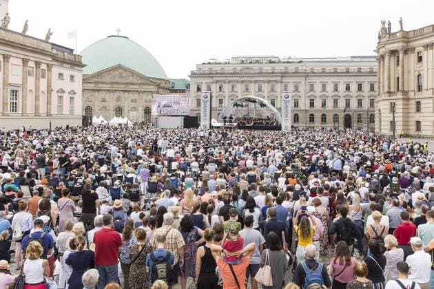 19 Staatsoper fuer alle, Besucher auf dem Berliner Bebelplatz am 16.06.19, Klassik, Klassikkonzert, kostenfrei, Open Air, OpenAir, Open-Air-Konzert, Publikum, Uebersicht, Ueberblick, Menschen, Menschenmenge, Menschenmasse, Sommer, Musik Berlin Deutschland, Germany Copyright: xPOP-EYEx xBenxKriemannx POPEYEStaatsoperFuerAlle10113984