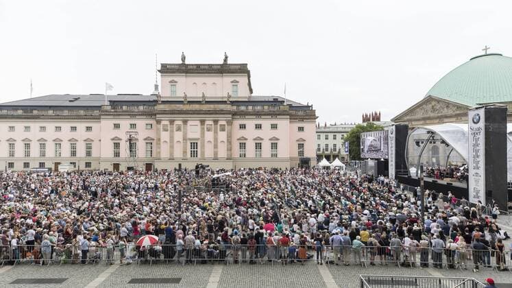 19 Staatsoper fuer alle, Besucher auf dem Berliner Bebelplatz am 16.06.19, Klassik, Klassikkonzert, kostenfrei, Open Air, OpenAir, Open-Air-Konzert, Publikum, Uebersicht, Ueberblick, Menschen, Menschenmenge, Menschenmasse, Sommer, Musik Berlin Deutschland, Germany Copyright: xPOP-EYEx xBenxKriemannx POPEYEStaatsoperFuerAlle10113986